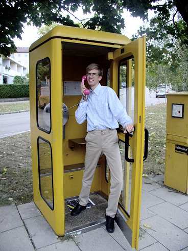 Telefonzelle mit Kartentelefon im Post Design in Metzingen