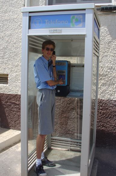 Jens Müller in älterer Telefonzelle in Spanien